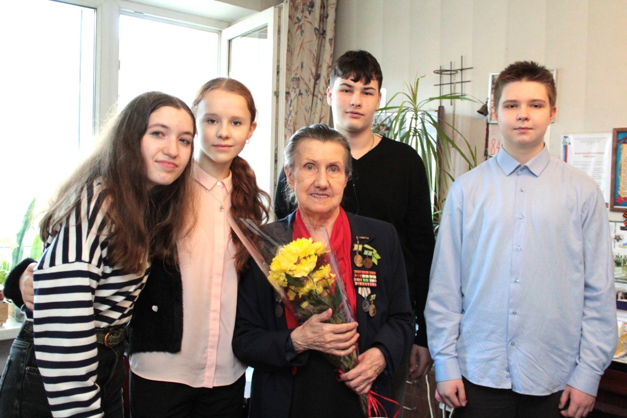 В честь 81-й годовщины снятия блокады Ленинграда, ученики 9 "Г" класса навестили ветерана Великой Отечественной войны - Злоцовскую Галину Петровну.