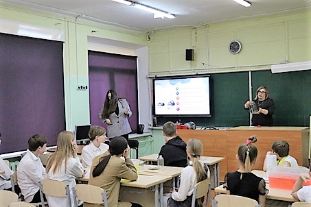 Педагоги Смирнова А. П. и Гукович А. В. на уроке физики
