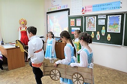 Учитель начальных классов Юренко Д. С. со своими учениками