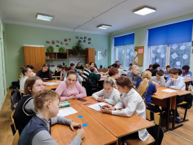 18 января ученики и родители 5Б класса, завучи нашей школы встретились в книжном клубе, чтобы почитать и обсудить рассказ Людмилы Улицкой “Бумажная победа”.