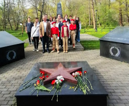 По традиции 9 апреля ученики нашей школы почтили память советских воинов, погибших в сражениях за Кёнигсберг в 1945 году.